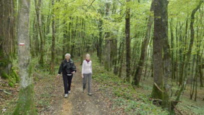 Simone et Ghislaine sur la randonnée "la boucle de Commarque"