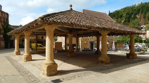la halle du marché de Cadouin