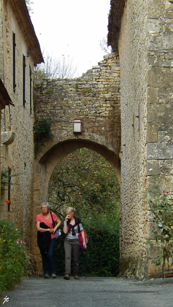 Simone et Ghislaine près d'une des portes de Limeuil