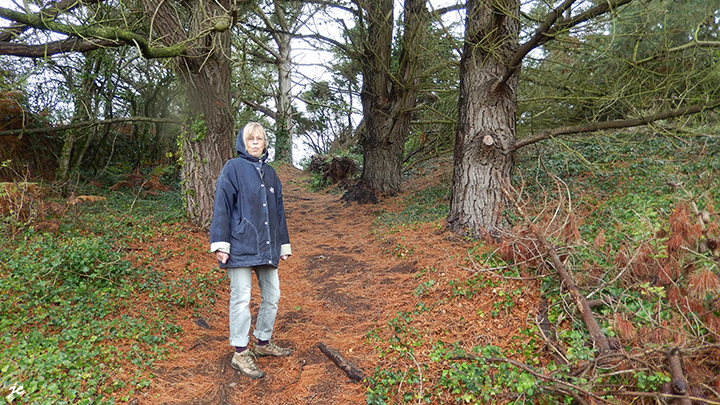 Simone sur une randonnée autour de Goulven