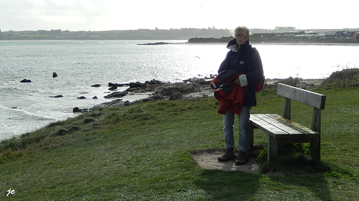 Simone sur fond de baie de Goulven