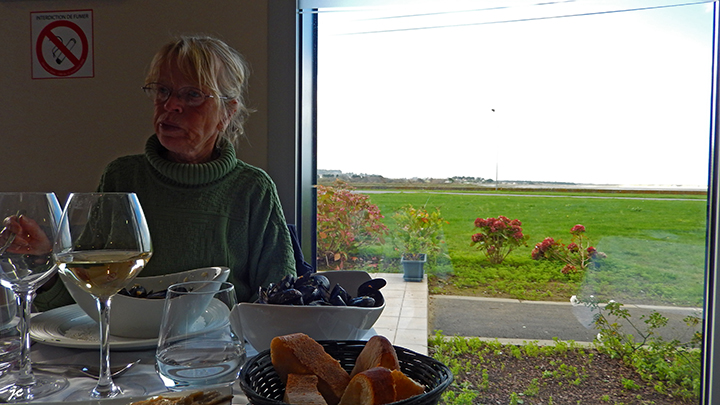 dans le restaurant Cap Ouest à Plouescat