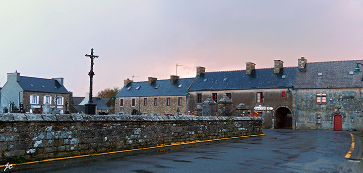 à l'arrêt de bus de Goulven