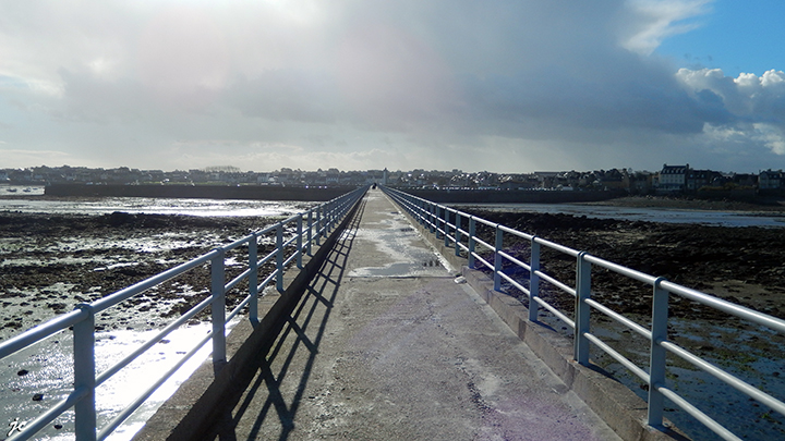 la passerelle de l'embarcadère marée basse pour l'île de Batz