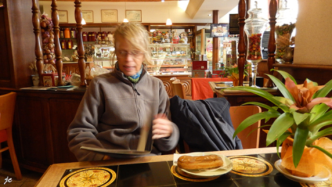 dans le salon de thé