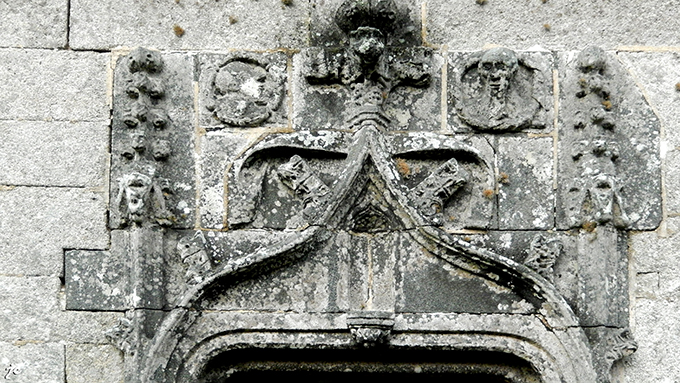 la porte latérale de la chapelle Penity