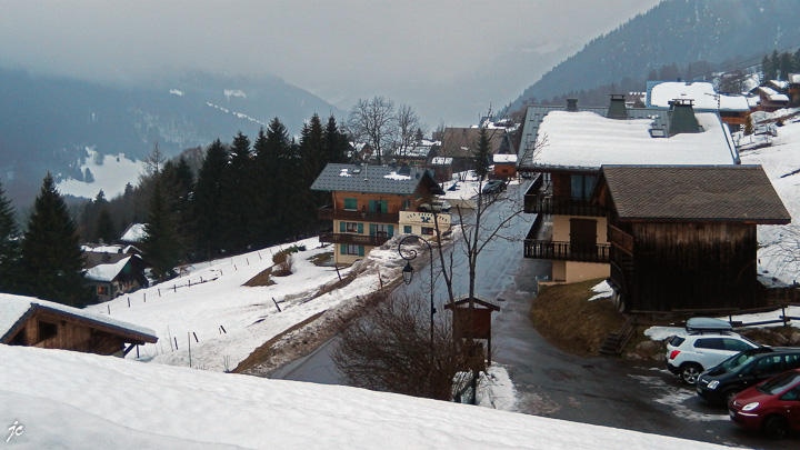 la vue du Chardonneret sur la route du Petit Châtel sous la pluie