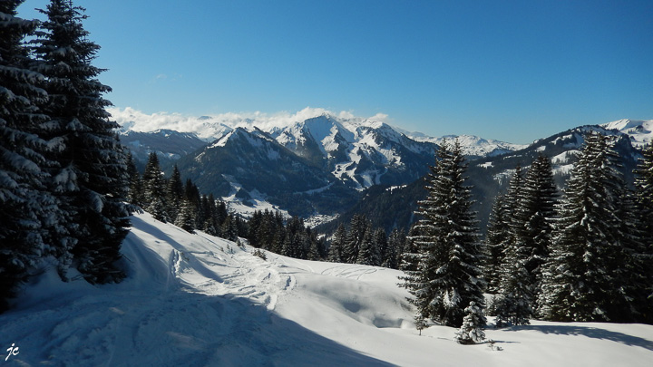 dans la montée aux chalets du Mouet avec vue sur le Linga