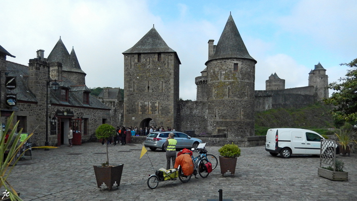 devant le château de Fougères