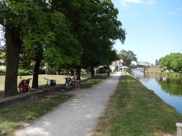 le déjeuner au bord du canal du Dheune