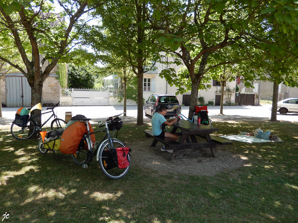 on s'occupoe comme on peut en attendant le train à St Léger sur Dheune