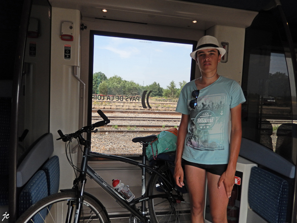 Théo dans le train entre St Léger sur Dheune et Ciry le Noble