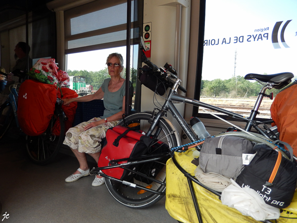 Simone dans le train entre St Léger sur Dheune et Ciry le Noble