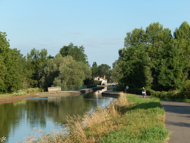 Simone et Théo sur la vélo route 6 le long du canal Latéral à la Loire