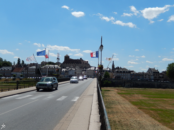 le pont de la vieille-Loire et la ville de Decize