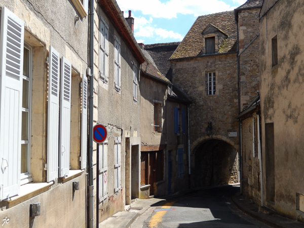 la balade à Décize, la porte du Marquis d'Ancre
