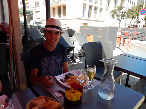 ne nous laissons pas abattre ! Attention ! ce n'est pas de la bière, c'est un panaché !!