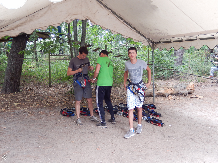 Cyril et Théo dans le parc Anjou Aventure à Ecouflant