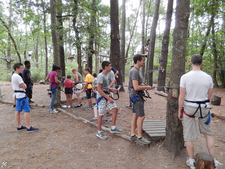 Cyril et Théo dans le parc Anjou Aventure à Ecouflant