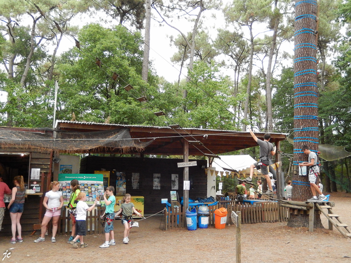 Cyril et Théo dans le parc Anjou Aventure à Ecouflant