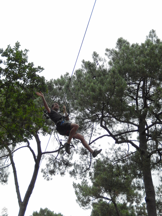 Cyril dans le parc Anjou Aventure à Ecouflant