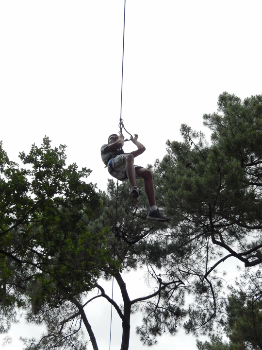 Théo dans le parc Anjou Aventure à Ecouflant