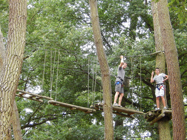 Cyril et Théo dans le parc Anjou Aventure à Ecouflant