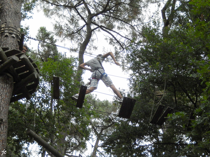 Cyril et Théo dans le parc Anjou Aventure à Ecouflant