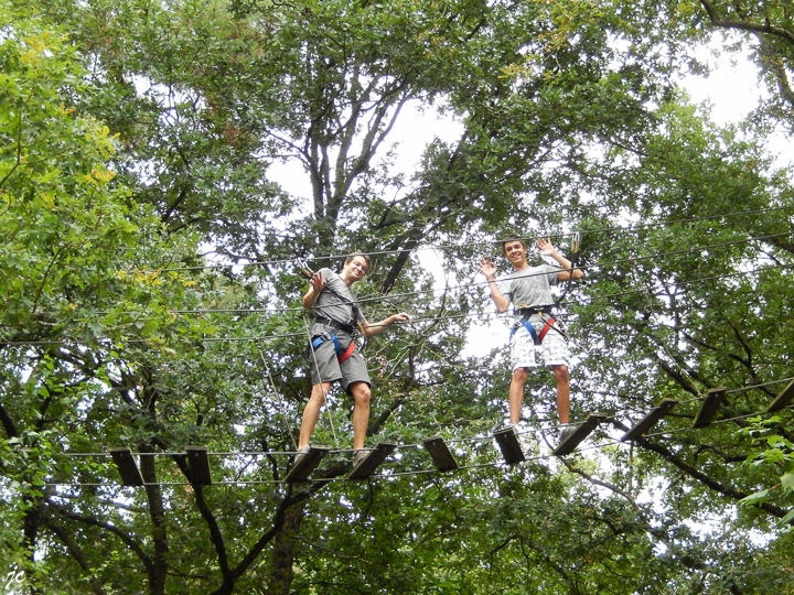 Cyril et Théo dans le parc Anjou Aventure à Ecouflant
