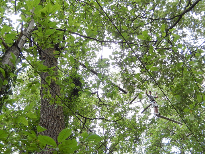 Théo dans le parc Anjou Aventure à Ecouflant