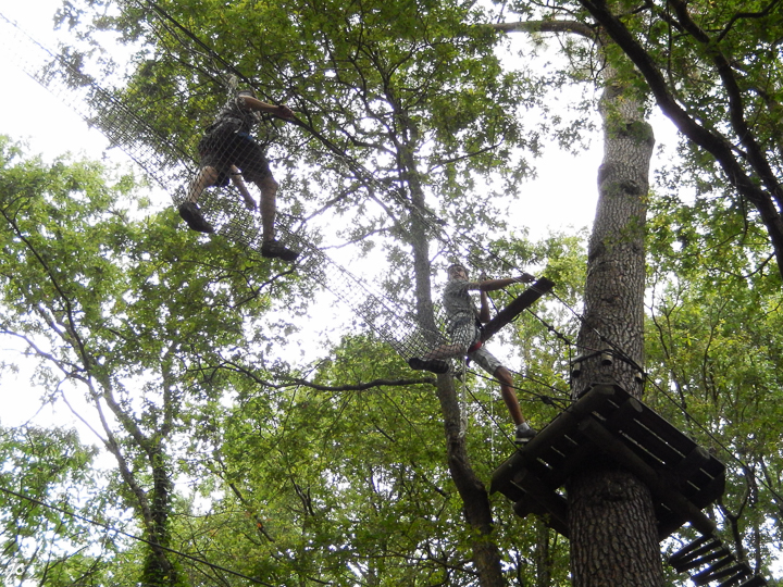 Cyril et Théo dans le parc Anjou Aventure à Ecouflant