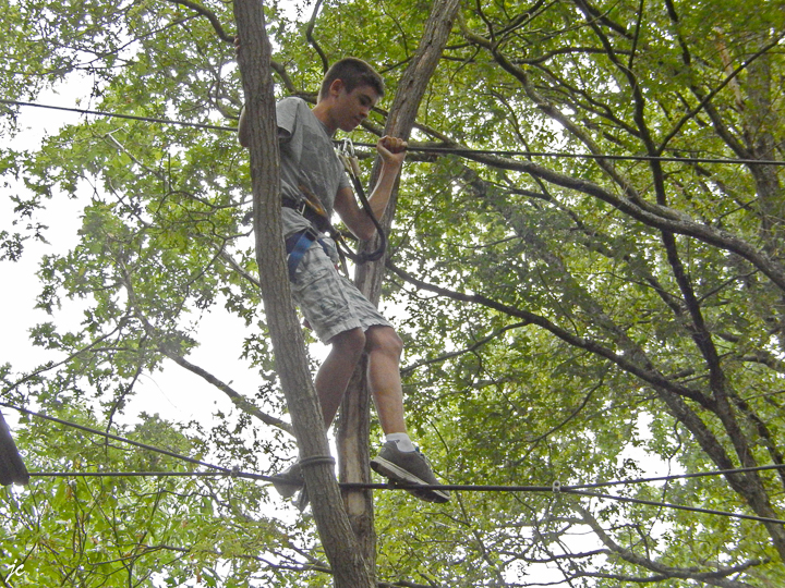Théo dans le parc Anjou Aventure à Ecouflant