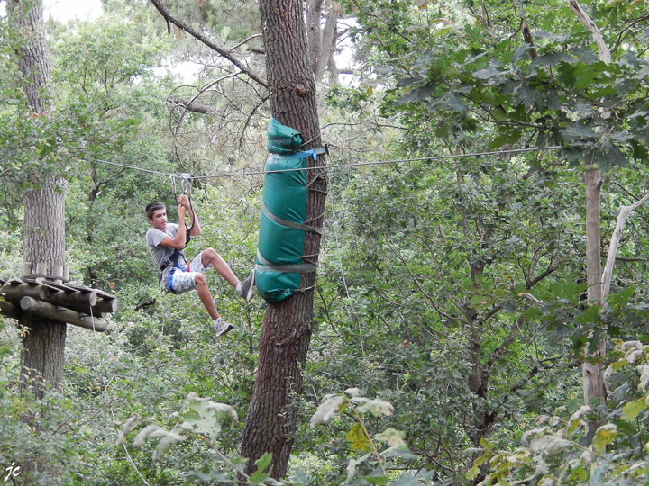 Théo dans le parc Anjou Aventure à Ecouflant