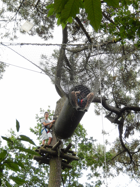 Cyril et Théo dans le parc Anjou Aventure à Ecouflant