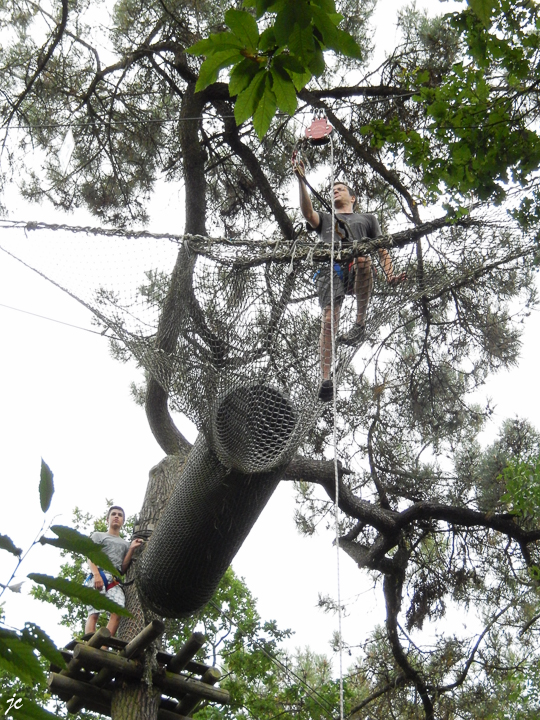 Cyril et Théo dans le parc Anjou Aventure à Ecouflant