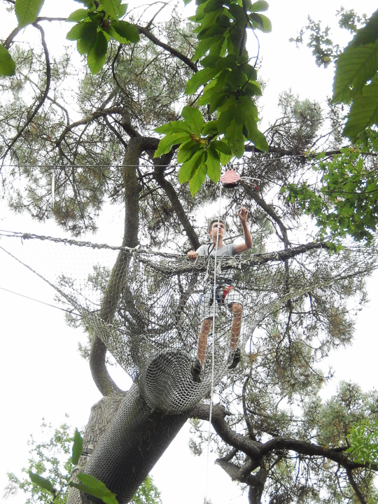 Théo dans le parc Anjou Aventure à Ecouflant
