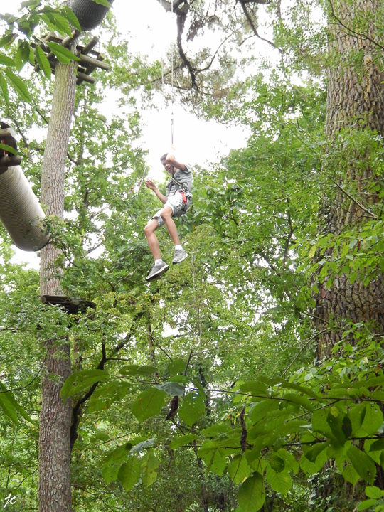Théo dans le parc Anjou Aventure à Ecouflant
