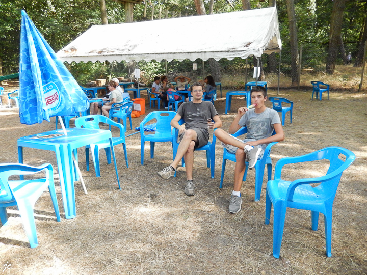 Cyril et Théo dans le parc Anjou Aventure à Ecouflant