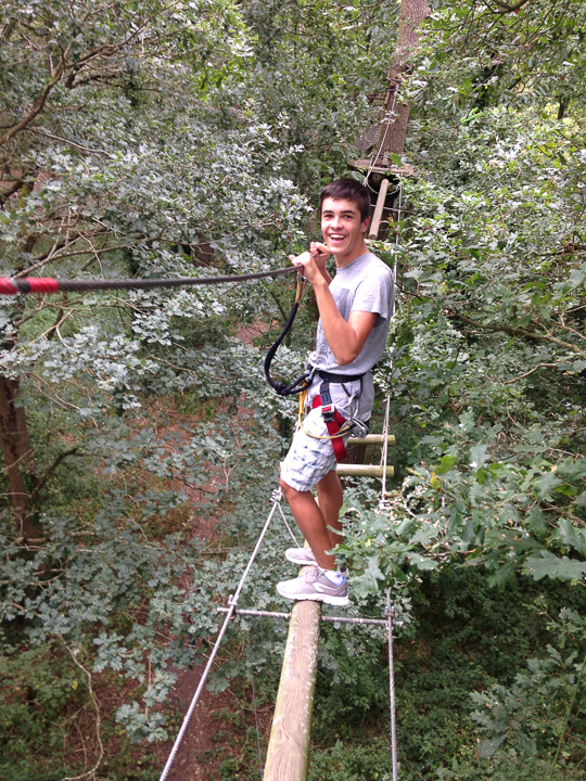 Théo dans le parc Anjou Aventure à Ecouflant