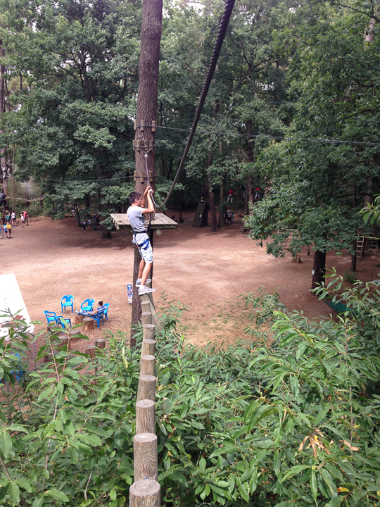 Théo dans le parc Anjou Aventure à Ecouflant