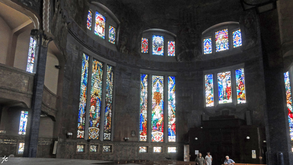 des vitraux dans l'église Saint Blaise de Vichy