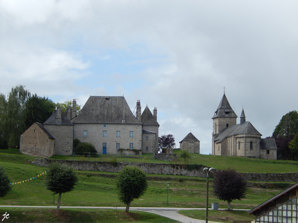 le château de Marèges et l'église Saint-Barthélémy de Liginiac est une église romane du XIIème siècle modifiée au XVIIème siècle
