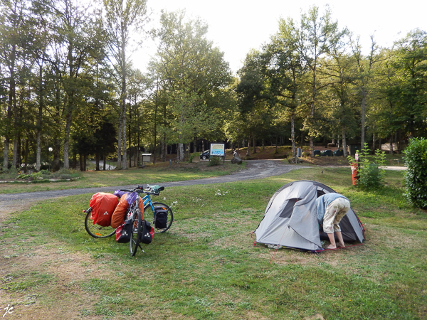 le camping Le Maury au bord du lac de Triouzoune à Liginiac