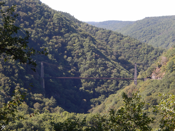 le viaduc des Rochers Noirs au dessus de La Luzège près de Soursac (à 340 m)