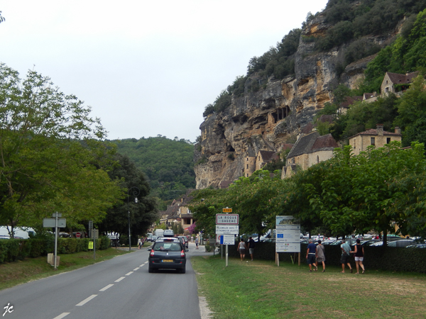 la Roque-Gageac est nichée entre sa falaise et la Dordogne