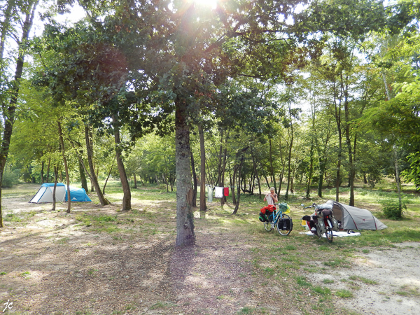 dans le camping Le Village du Lac à Bordeaux