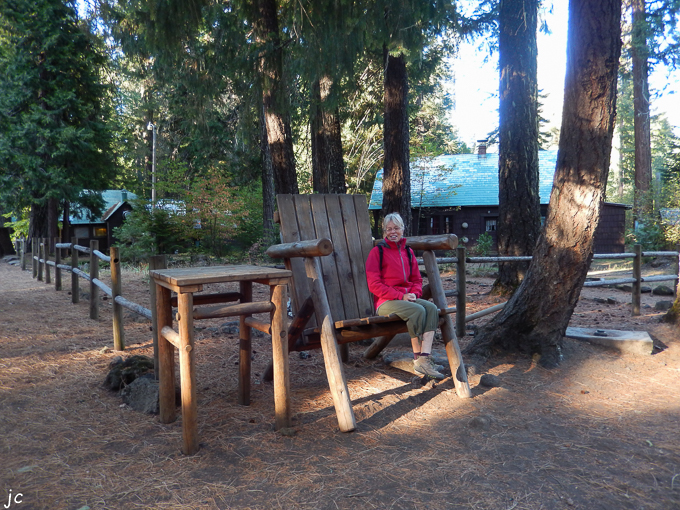 Simone et le fauteuil en bois