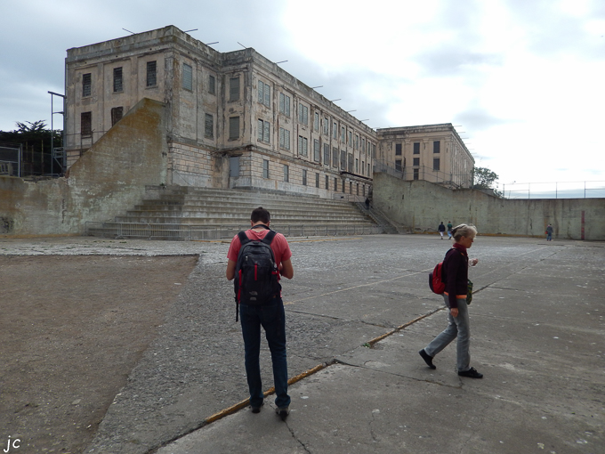 dans la cour d'Alcatraz