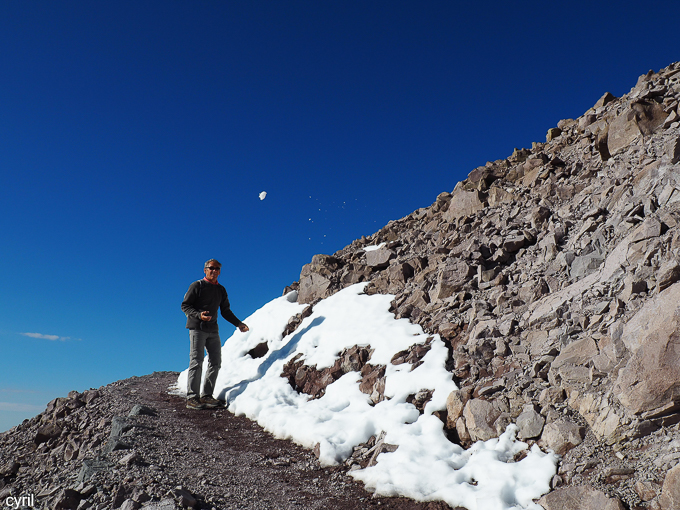 la bataille de boules de neige pendant l'ascension du Lassen Pea