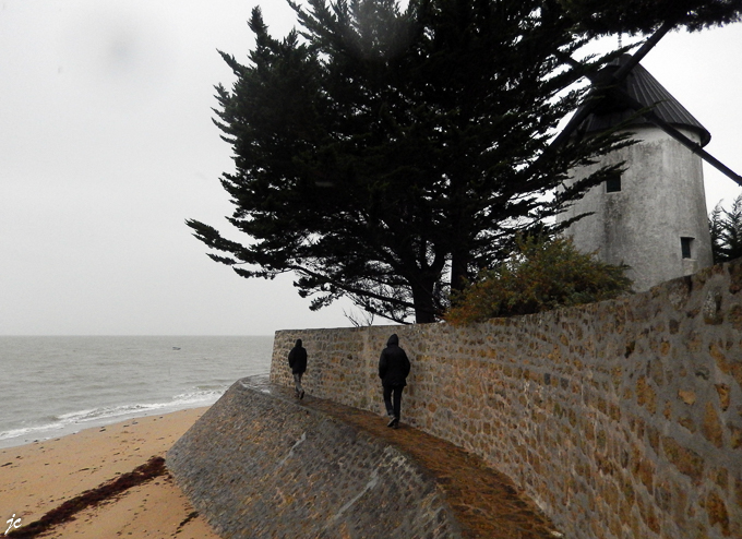 Simone et Ghislaine sous la pluie entre l'Epine et La Guériniè